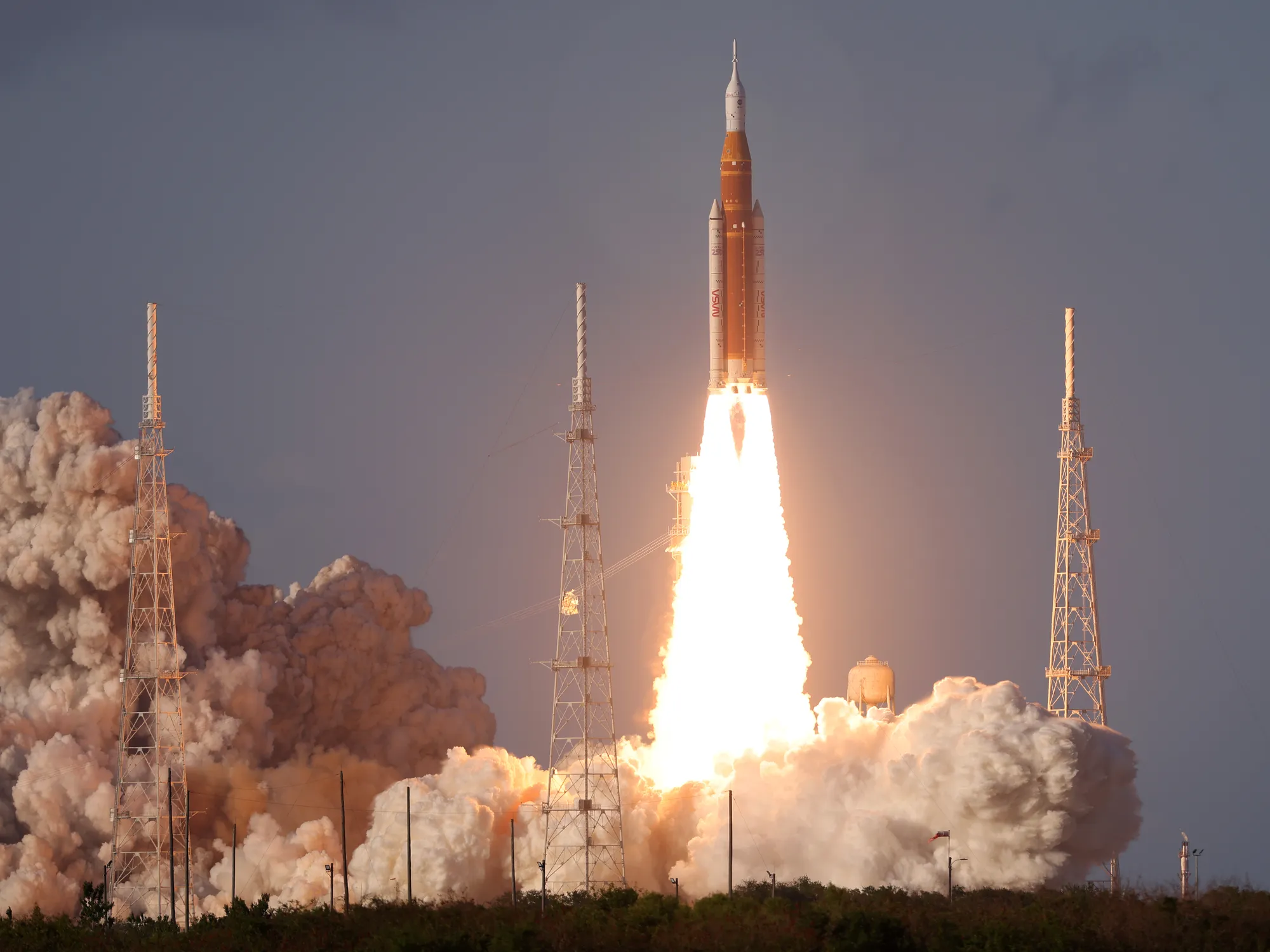 Raketa SLS startuje k Měsíci z Kennedyho vesmírného střediska.