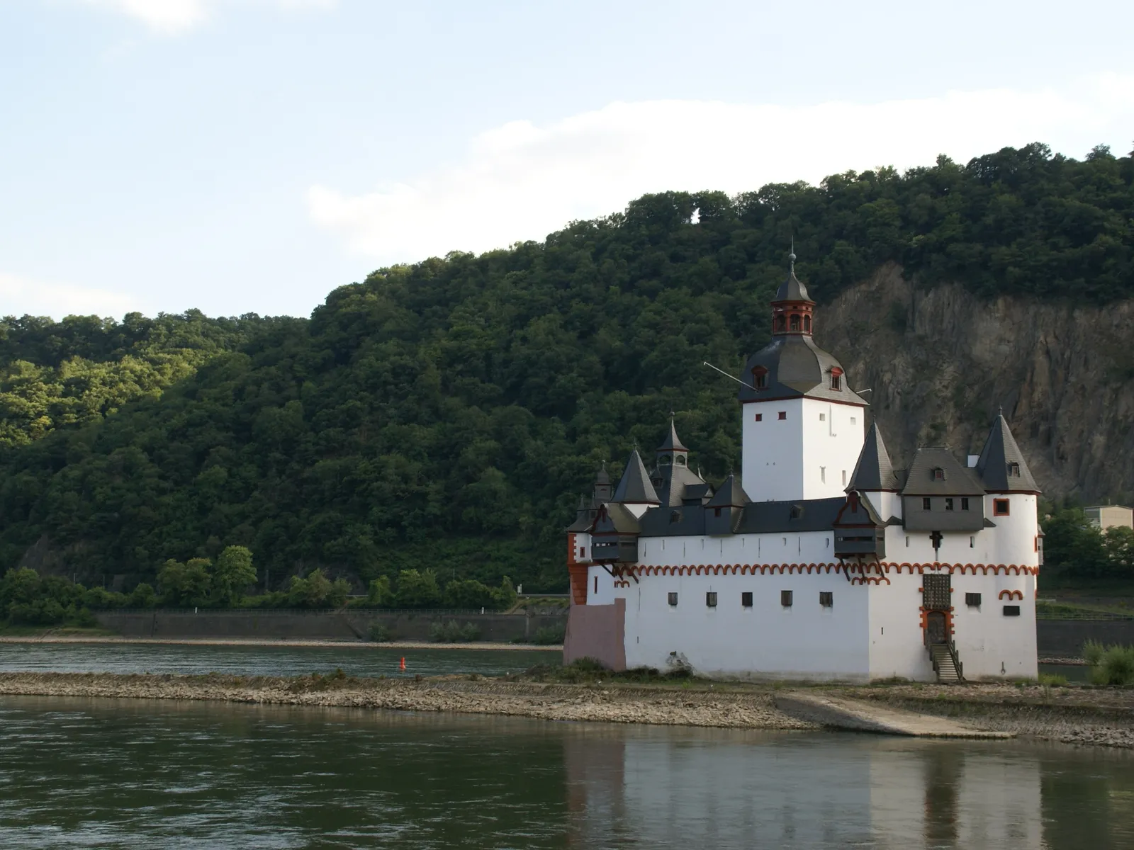 Hrad Pfalzgrafenstein na ostrůvku uprostřed Rýna u Kaubu.