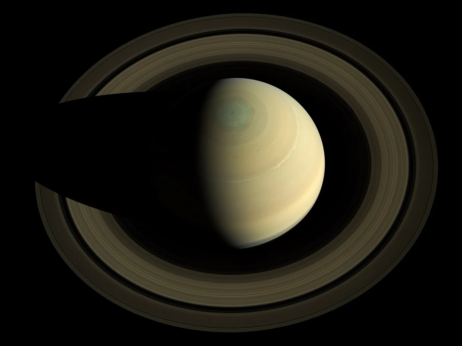 Saturn s široce otevřenými prstenci na snímku sondy Cassini.